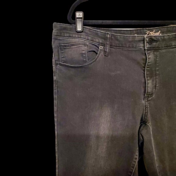 Universal Thread Women's Plus Size Mid-Rise Skinny Jeans. Size 18/34R - Picture 2 of 5